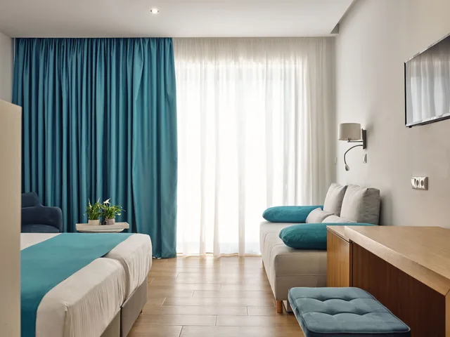 Junior Suite, King Bed, 2 Sofa, Pool Access، Cavo Orient Beach Hotel 4/5