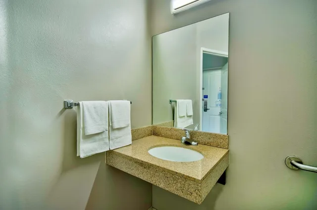 Deluxe, Queen Bed, Accessible, OYO 1001536 Studio6 Bakersfield, CA 6/9