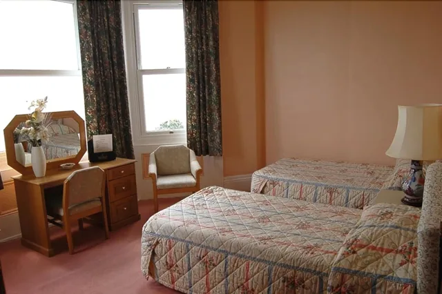 غرفة بسريرين منفصلين بإطلالة على البحر، The Carlton Hotel 4/4