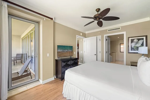 غرفة بسرير كينج بغرفة نوم واحدة بإطلالة جزئية على البحر مع أريكة، OUTRIGGER Honua Kai Resort & Spa 1/10