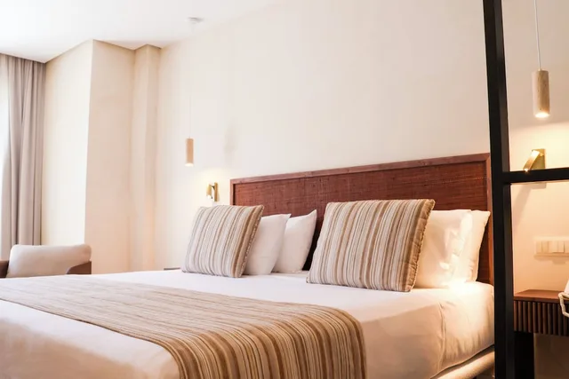 غرفة بسرير مزدوج وسريرين منفصلين بشرفة، Del Mar Hotel And Spa 2/5