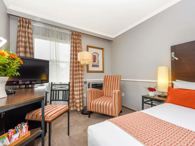Room, Double Bed, Mercure Johannesburg Midrand 3/4
