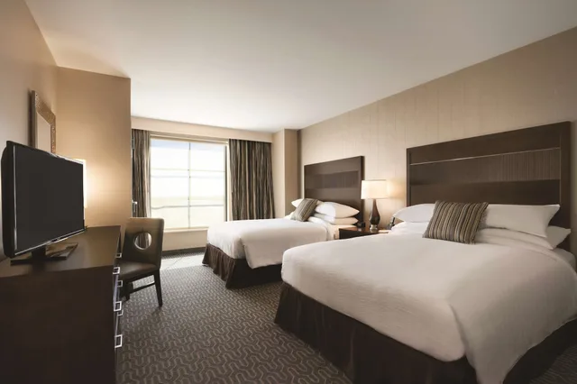 جناح ديلوكس بسريرين كوين مع أريكة بمطبخ صغير، Embassy Suites Springfield 2/5