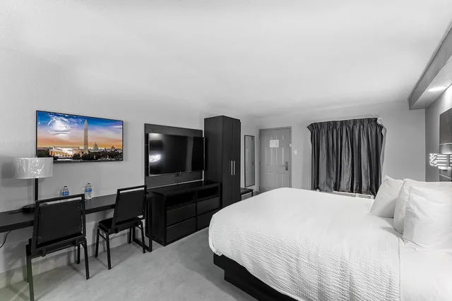 Suite, King Bed, Accessible, Days Inn by Wyndham San Antonio Near Lackland AFB 1/5