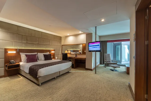 Junior Suite, King Bed, Crowne Plaza Istanbul Harbiye Hotel 7/10