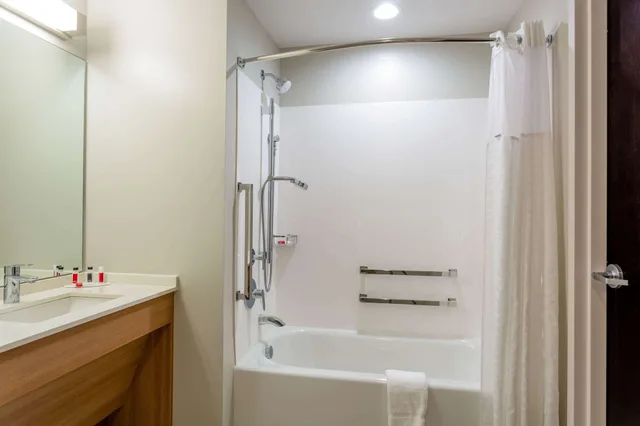 غرفة بسريرين كوين لذوي الإعاقة، Microtel Inn Suites by Wyndham South Hill 2/2