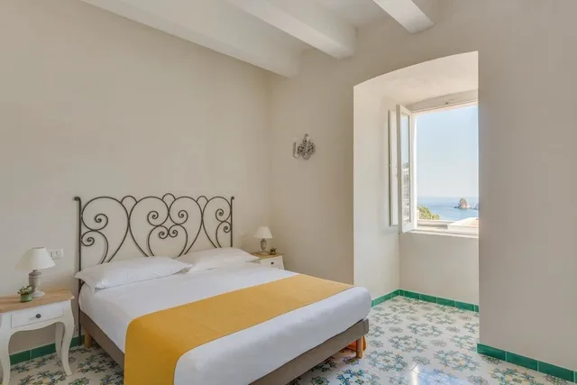 Family Suite, 1 Double and 3 Single Beds, Sea View، Hotel Torre Dei Borboni 2/6