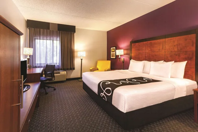 غرفة بسرير كينج، La Quinta Inn & Suites by Wyndham Miami Airport East 2/6