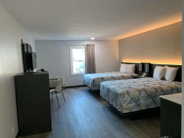 2 Queen Beds - Mobil Access Tub Nsmk Kitchen، Motel6 Rockford, IL 1/2
