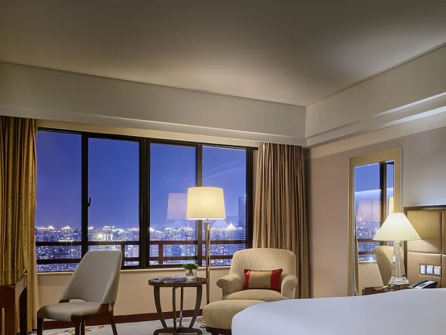 غرفة كلوب ديلوكس بسرير كينج بإطلالة على المدينة، Portman Ritz Carlton 4/7