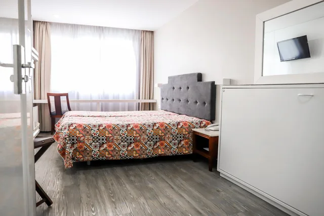 غرفة ثلاثية، Hotel Avenida 4/10