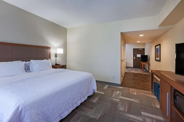 جناح بسرير كينج مع أريكة لذوي الإعاقة، Hampton Inn and Suites Claremore Ok 2/6