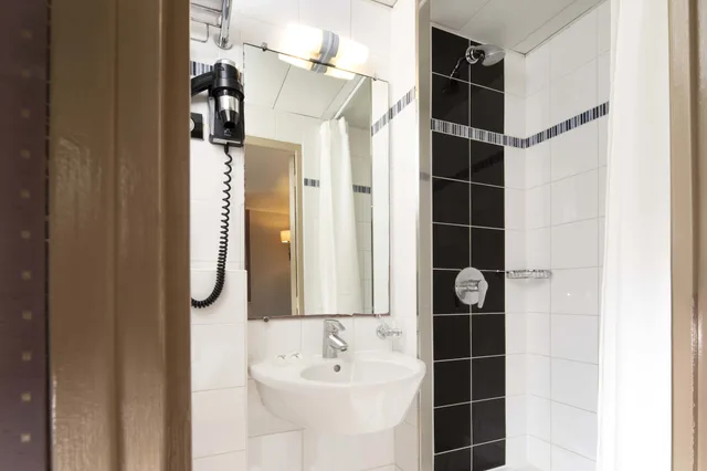 غرفة ثلاثية بسرير مزدوج وسرير فردي، Hotel de la Tour Eiffel 3/3