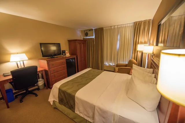 غرفة قياسية بسرير كوين، Quality Inn & Suites P.E. Trudeau Airport 2/4