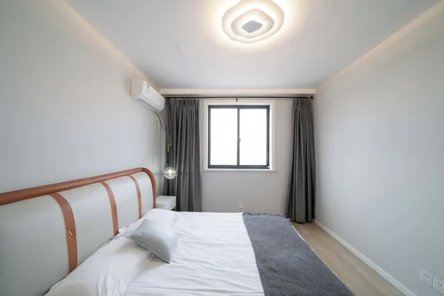 3 Bedrooms, Comfort, Apartment, 1 Double and 3 Queen Beds, Bathtub, Book and Bed-People's Square 4/10