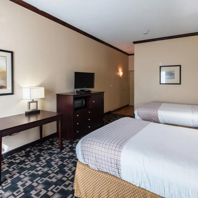 2 Queen Beds Mobil Access Tub Nsmk Micfridg, Motel6 Joshua, TX 3/8