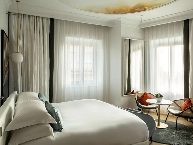 غرفة بريميوم فاخرة بسرير كينج، Sofitel Rome Villa Borghese Hotel 3/10