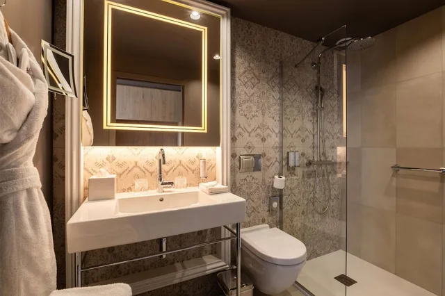 غرفة ديلوكس بسرير كينج، Dolce by Wyndham Versailles - Domaine du Montcel 3/5