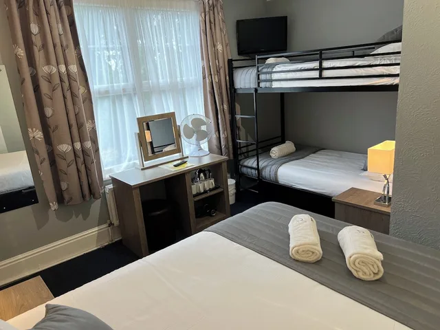 غرفة عائلية رباعية بسرير مزدوج وسريرين منفصلين، The Corner House Hotel Guest House 5/7