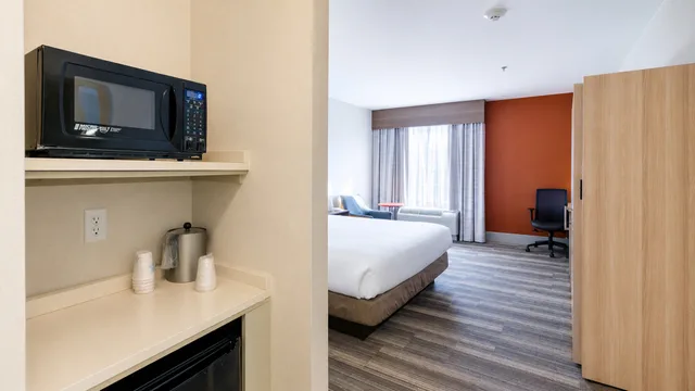 غرفة بسرير كينج لذوي الإعاقة، Holiday Inn Express Lexington 4/4