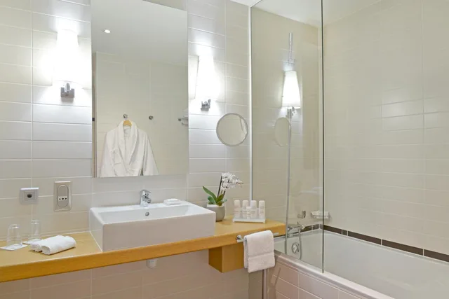 غرفة قياسية بسرير مزدوج بشرفة بإطلالة، Radisson Blu Hotel Toulouse Airport Formerly Radisson Sas 6/8
