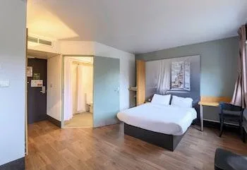 غرفة رباعية لذوي الإعاقة، B&B HOTEL Creil Chantilly 1/1
