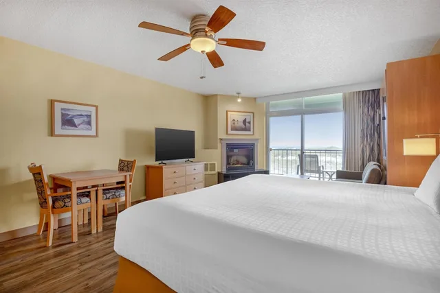 غرفة قياسية بسرير كينج وسرير كوين بمطبخ صغير، Best Western Plus Ocean View Resort 7/10