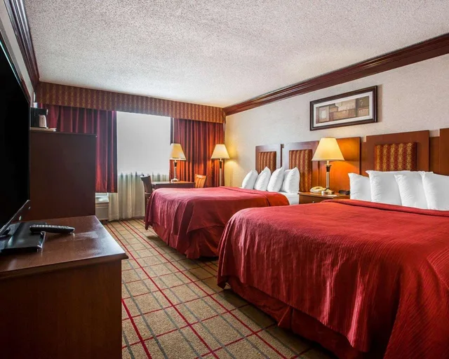 غرفة بسريرين كوين، Quality Inn & Conference Center Brattleboro North 2/4