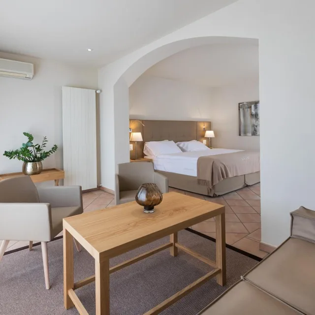 جناح بشرفة، Parkhotel Delta 10/10