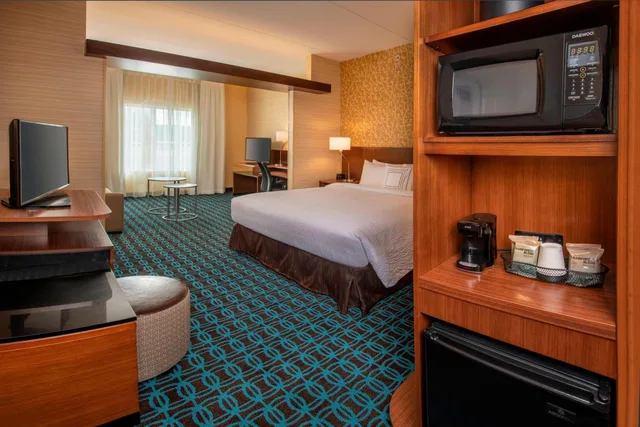 جناح تنفيذي بسرير كينج مع أريكة، Fairfield Inn & Suites By Marriott Harrisburg International Airport 4/6