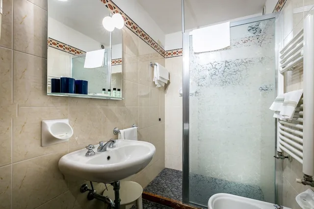 غرفة ثلاثية بسرير كوين وسرير فردي بغرفة نوم واحدة، Hotel Collodi 5/6
