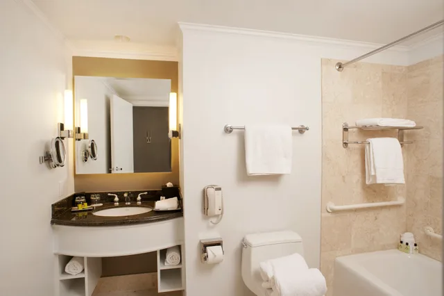 غرفة كلاسيكية بسرير كينج مع دخول صالة النادي لذوي الإعاقة، InterContinental Cleveland 3/4