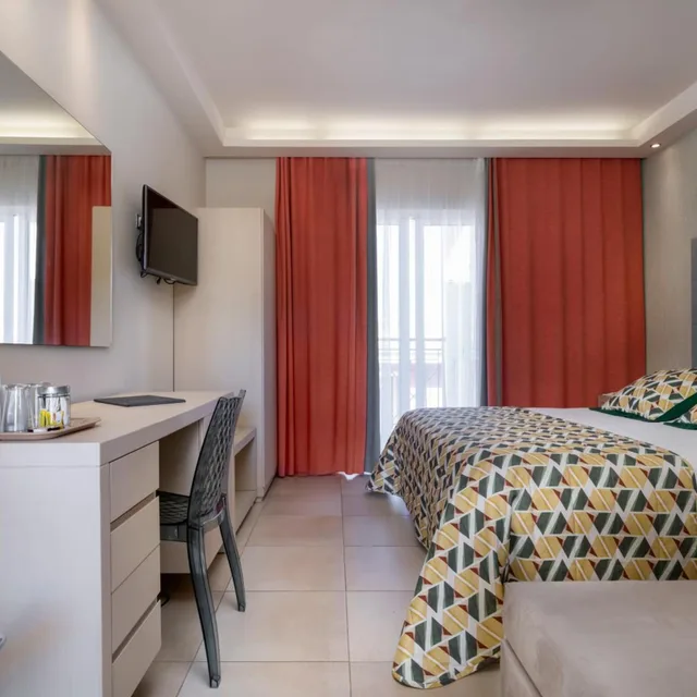 غرفة ديلوكس بسرير مزدوج أو سريرين منفصلين بإطلالة على الحديقة مع أريكة، Mareblue Beach Resort 2/6