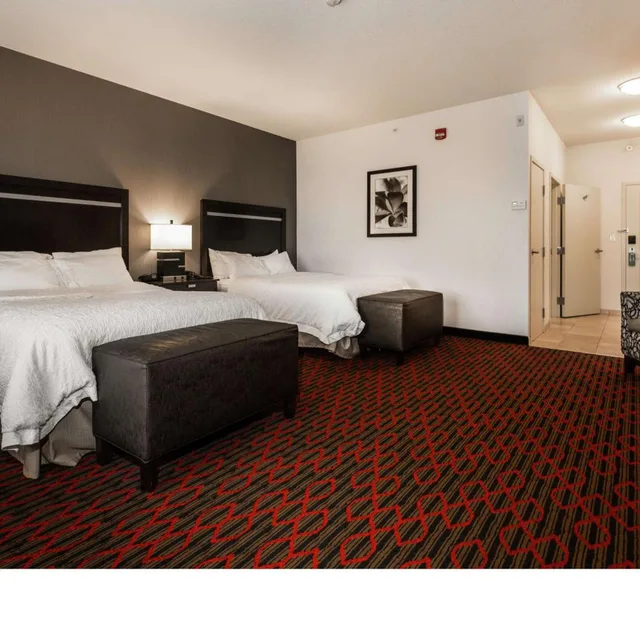 غرفة بسرير كينج وسريرين كوين لذوي الإعاقة، Hampton Inn and Suites by Hilton Lethbridge 1/2