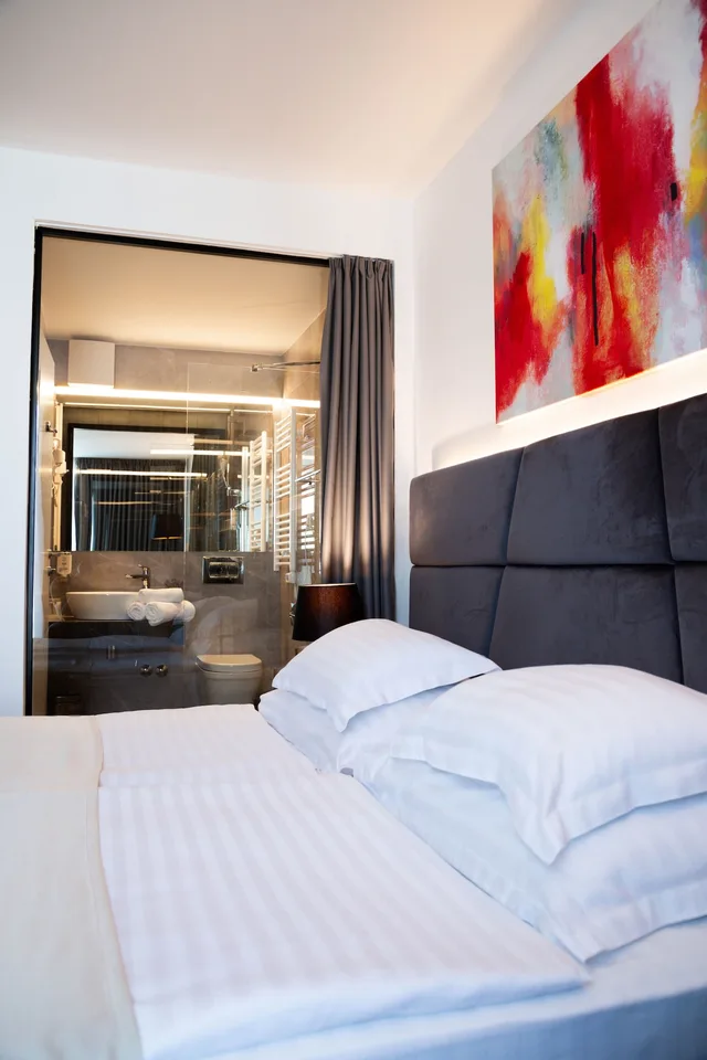 غرفة عائلية ثلاثية بسريرين منفصلين بإطلالة جزئية على البحر مع أريكة، Paris Hotel 7/10
