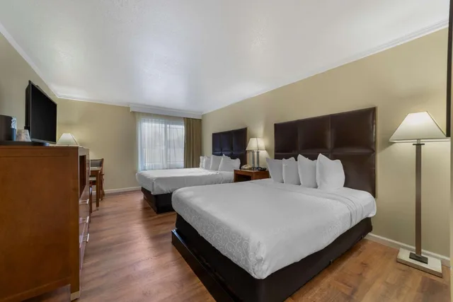 Room, King Bed, 2 Queen Beds, Partial Harbour View، Best Western Plus Northwoods Inn 5/9
