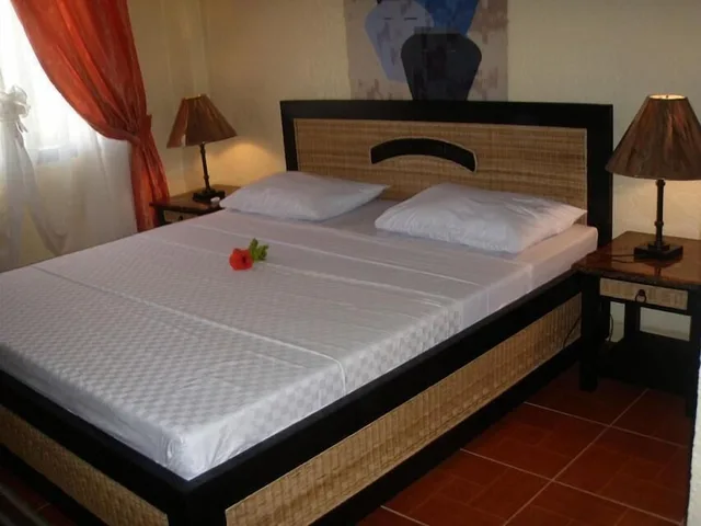 Deluxe, Queen Bed, Marlins Beach Resort 5/7