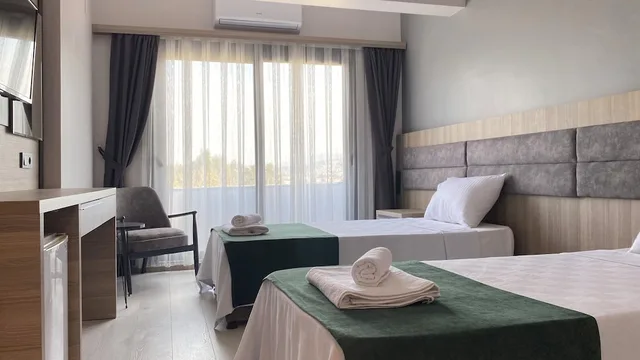 غرفة قياسية بسرير كوين وسرير فردي بغرفة نوم واحدة، Medos hotel 9/10