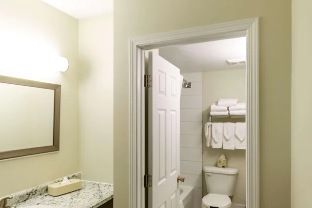 Efficiency, Suite, 3 Double Beds، Econo Lodge Inn & Suites Calgary - University 4/4