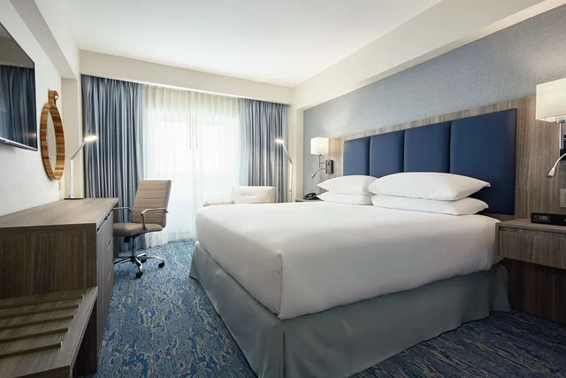 غرفة بسرير كينج بإطلالة على المسبح، Doubletree By Hilton Managua 1/4
