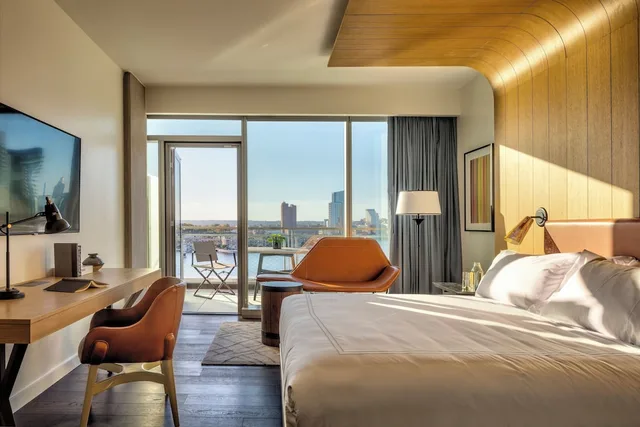 غرفة بسرير كينج بشرفة لذوي الإعاقة، Canopy By Hilton Baltimore Harbor Point 1/3