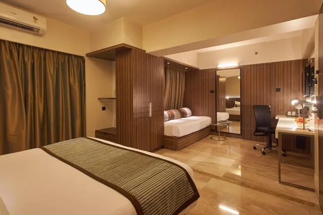 Deluxe, King Bed, Residency Sarovar Portico 4/6