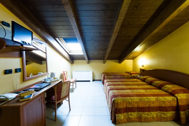 غرفة قياسية رباعية، Vald Hotel 1/1