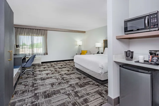 غرفة بسرير كينج، LaQuinta Suites by Wyndham South Bend Notre Dame Area 3/5