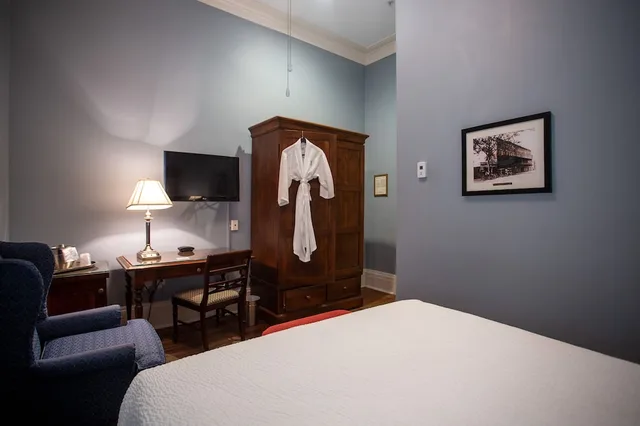 Petite, Queen Bed، The Marshall House 1/4