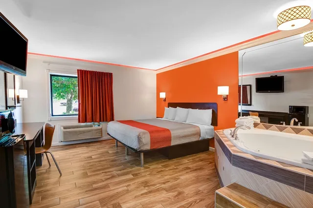 Deluxe, King Bed, Hot Tub, Motel6 Norcross, GA 1/5