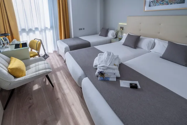 غرفة كومفورت ثلاثية بثلاثة أسرّة، Hotel SERHS Del Port 6/10