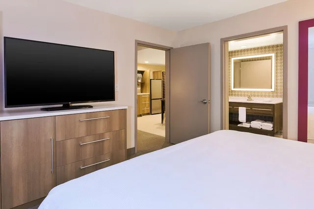 غرفة بسرير كينج لذوي الإعاقة، Home2 Suites by Hilton Wilmington Wrightsville Beach 2/4