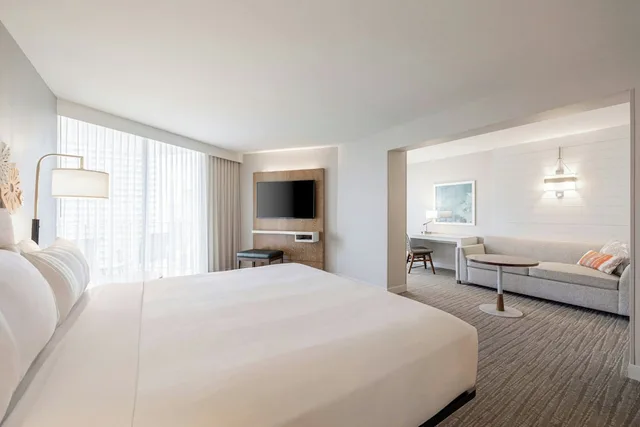 جناح جونيور بسرير كينج بإطلالة على البحر بشرفة مع أريكة، Waikiki Beach Marriott Resort and Spa 1/9