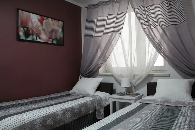 غرفة بسريرين منفصلين بإطلالة على الفناء، Lorf Hostel&Coffee 2/3
